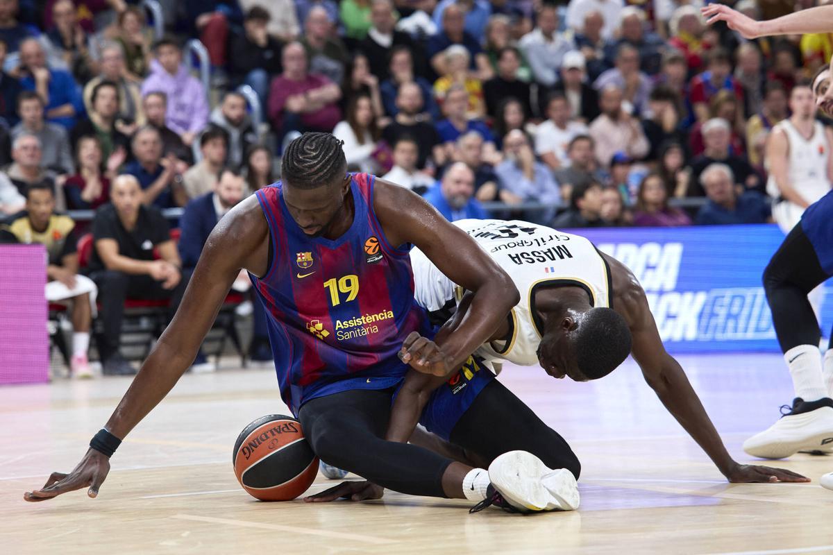 Fall y Massa pelean por un balón durante el Barça-Villeurbanne.