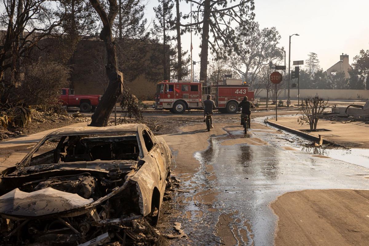 Devastación en las calles de Los Ángeles tras el fuego