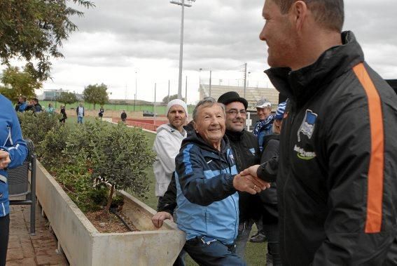 Hertha-Fans schauen beim Training zu.