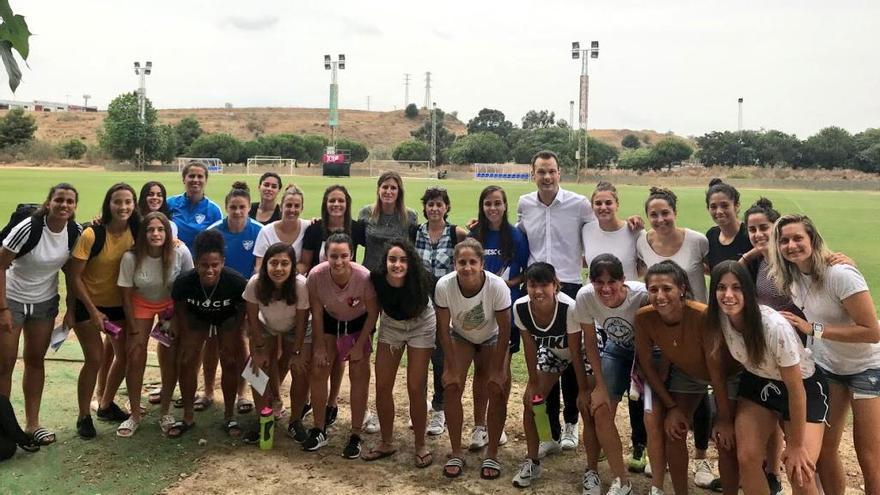 Visita de la AFE a la plantilla del Málaga CF Femenino. En la jornada de ayer, la plantilla del Málaga CF Femenino recibió la visita de integrantes de la AFE (Asociación de Futbolistas Españoles) para mostrar su apoyo y conocer de cerca a las integrantes malaguistas. Días atrás, las capitanas de todos los equipos de Primera División acudieron a una reunión en Madrid con la AFE con el objetivo de avanzar en la consecución de un convenio colectivo, en condiciones similares a las del fútbol masculino. La AFE ya ha mostrado su apoyo al respecto.