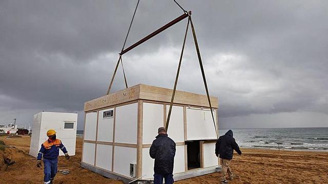 Instalación del primer chiringuito en La Mata, ayer.