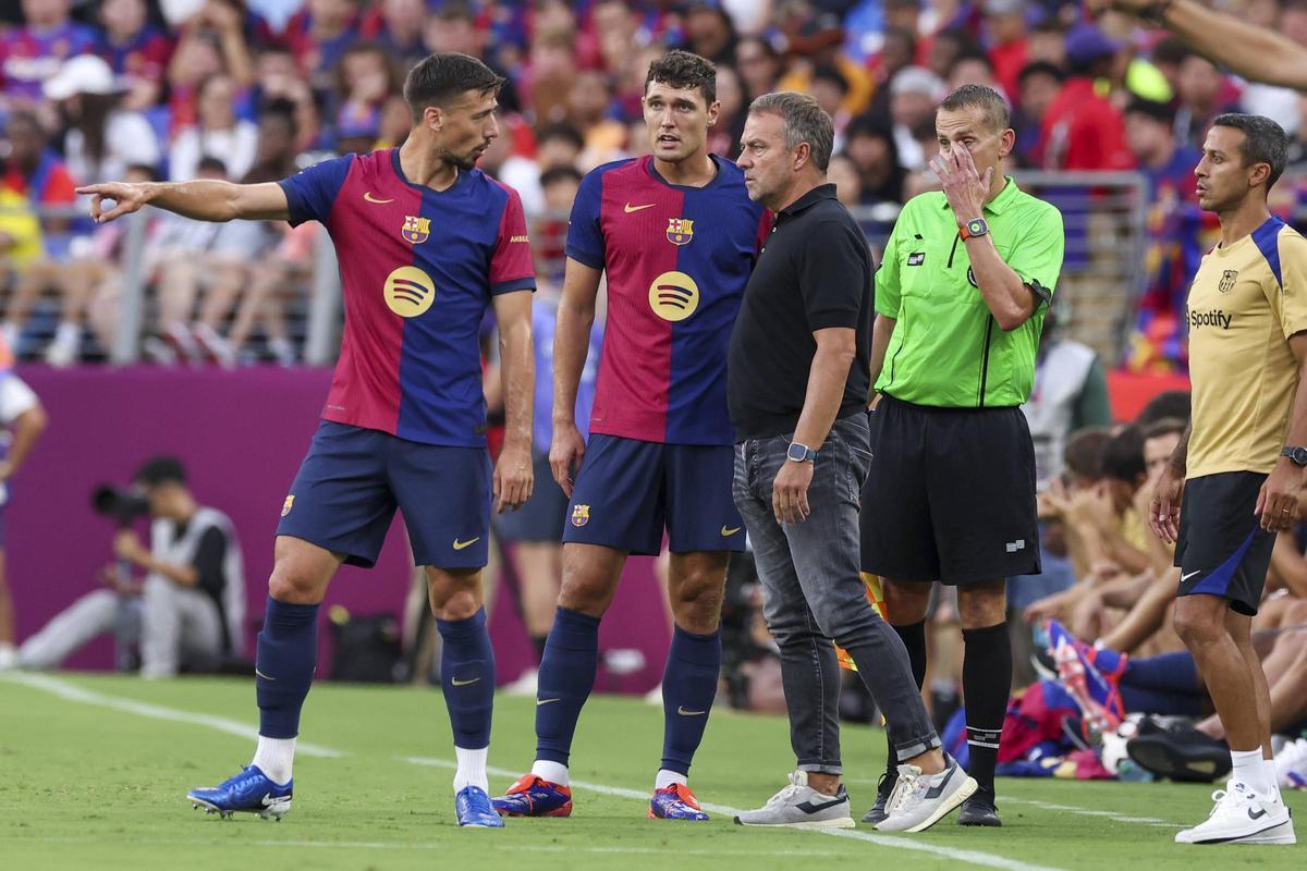 Flick habla con Christensen y Lenglet en Baltimore.