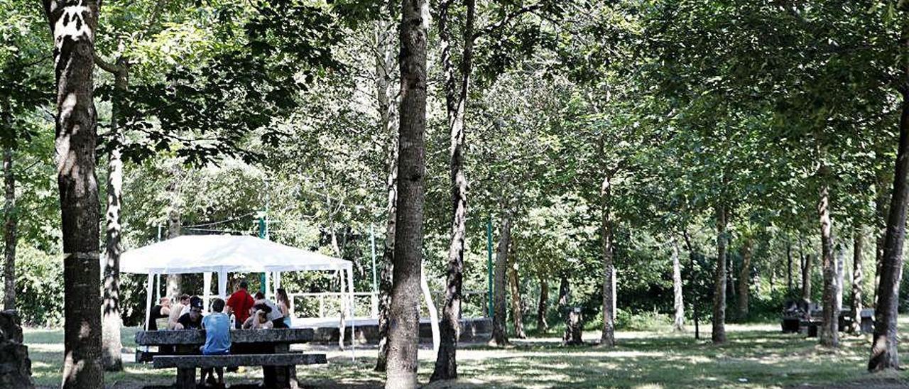 Merenderos situados en el parque forestal de O Vixiador, en Candeán.