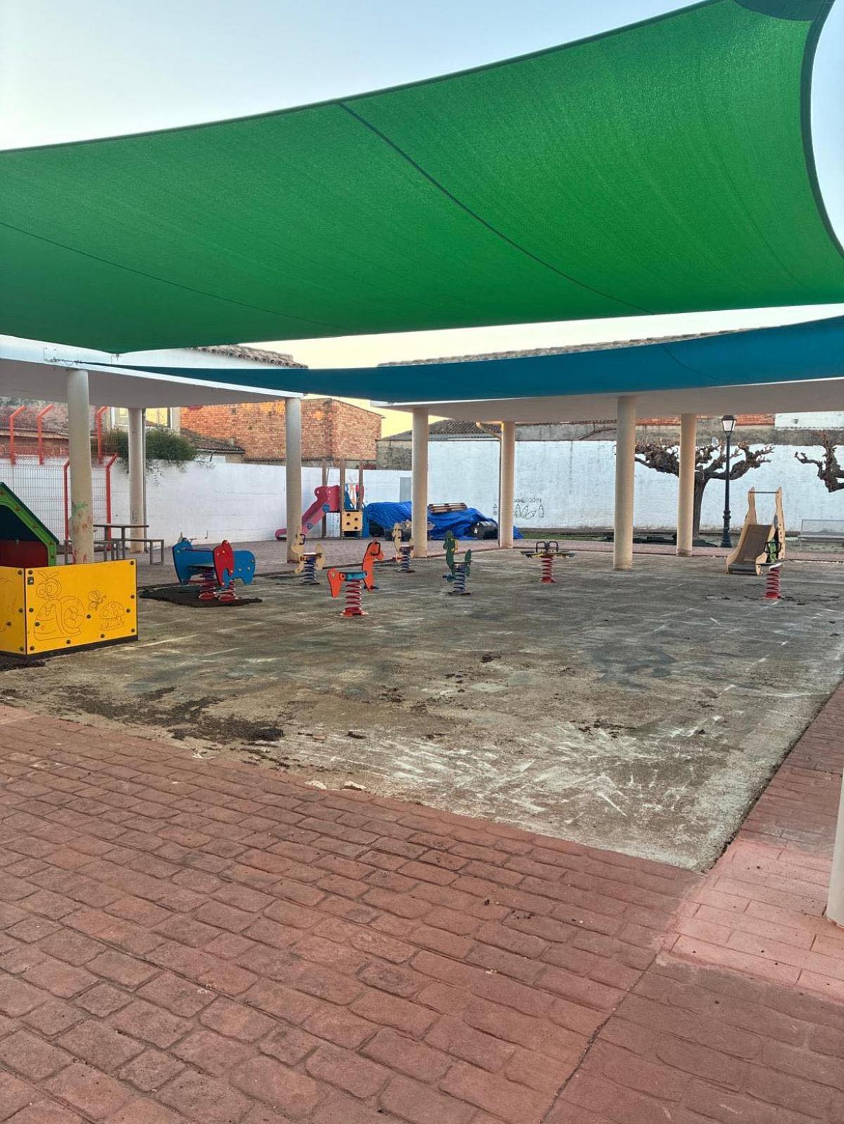 Patio de la "escoleta" de Quatretonda con las obras paralizadas.