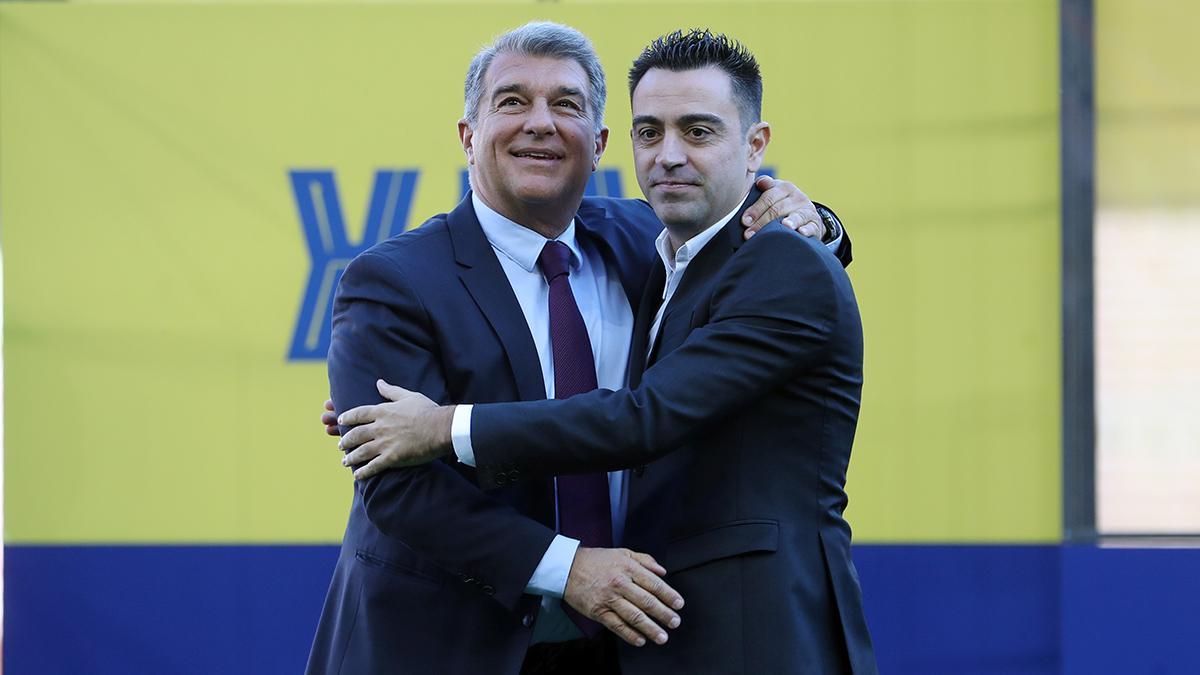 Xavi y Laporta, durante la presentación del técnico como entrenador del Barça