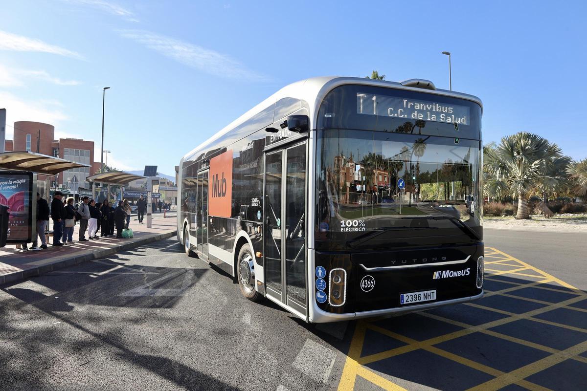 Uno de los tranvibuses eléctricos circula por las calles de Murcia.