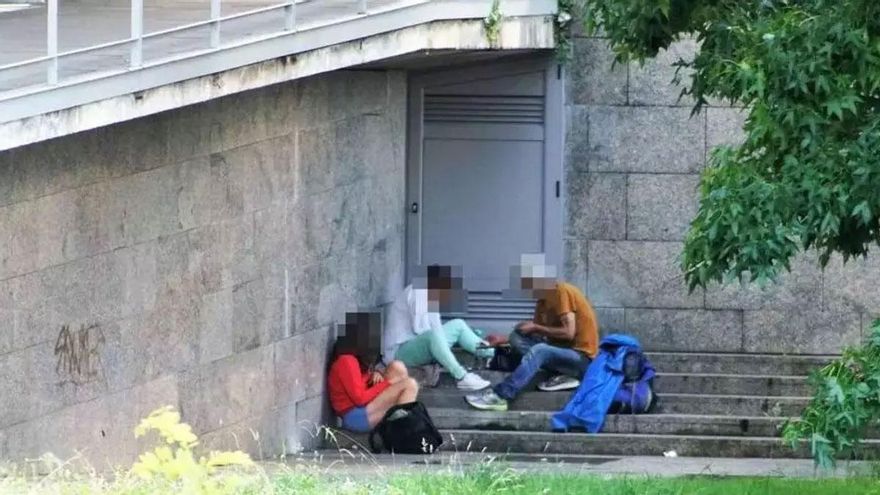Golpe policial al trapicheo de drogas en el entorno de centros escolares de Santiago: dos detenidos de momento