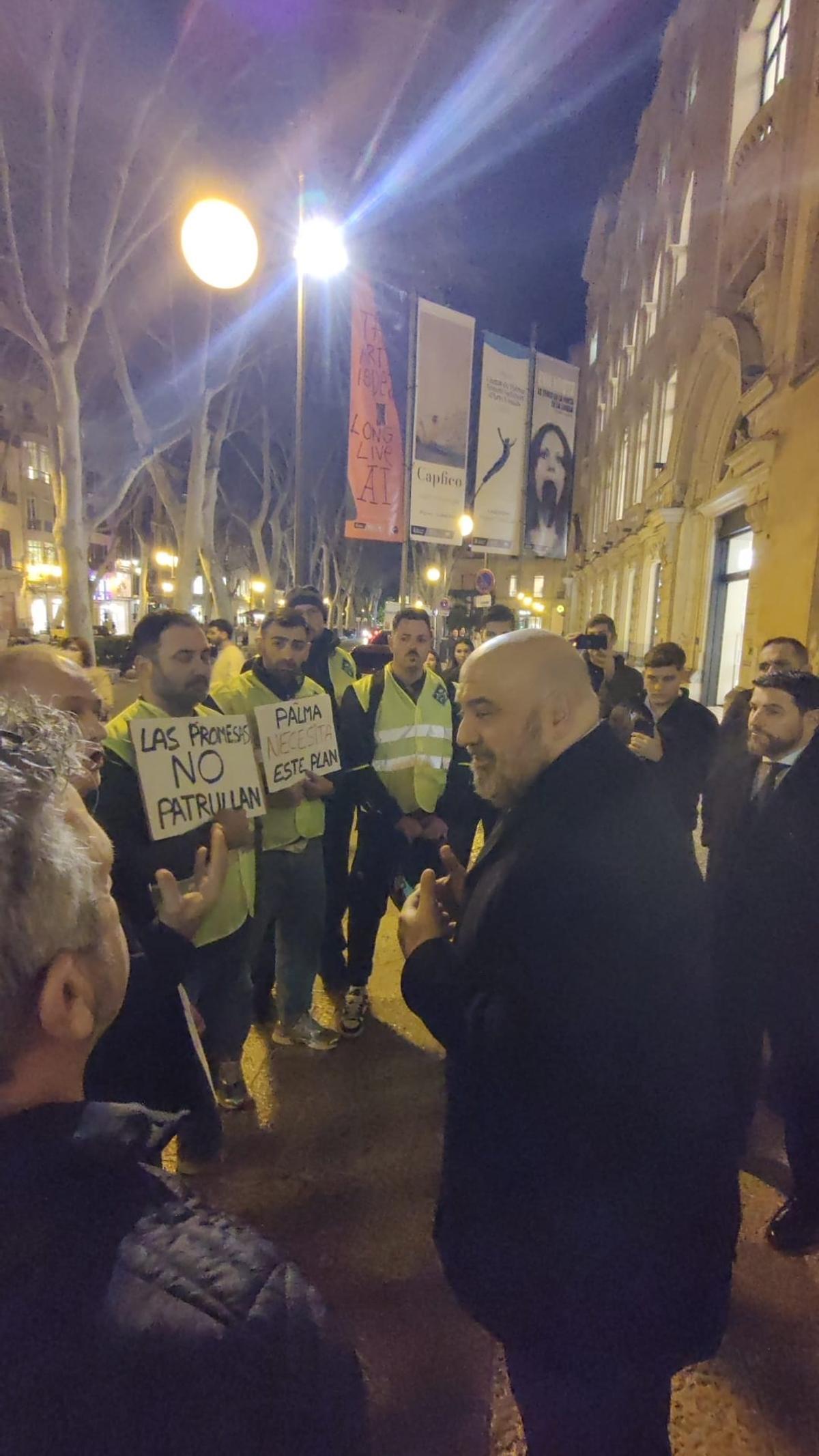 El alcalde charla con sindicatos de la Policía Local que le abordaron en el Casal Solleric el jueves.