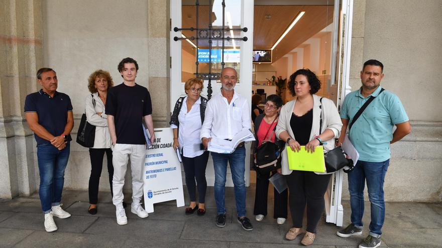 Vecinos de siete barrios de A Coruña entregan casi 5.000 firmas para exigir seguridad