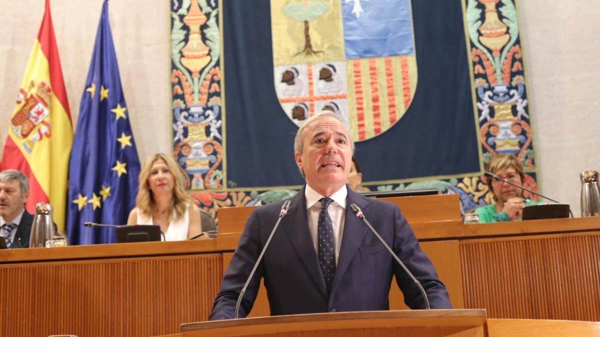 El presidente aragonés Jorge Azcón, durante una intervención en las Cortes.