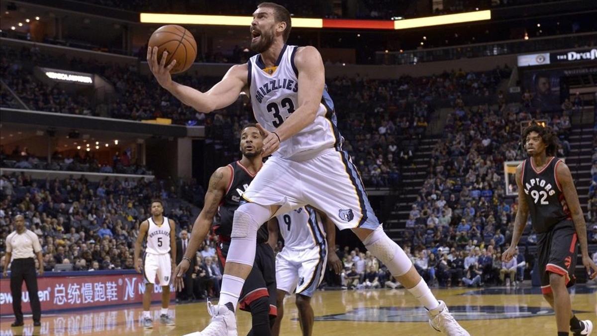 Marc Gasol hace una entrada en el partido ante Toronto