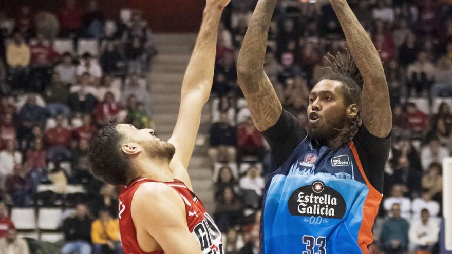 Thompkins lanza por encima de Juan Fernández en el duelo ante Girona en Fontajau.