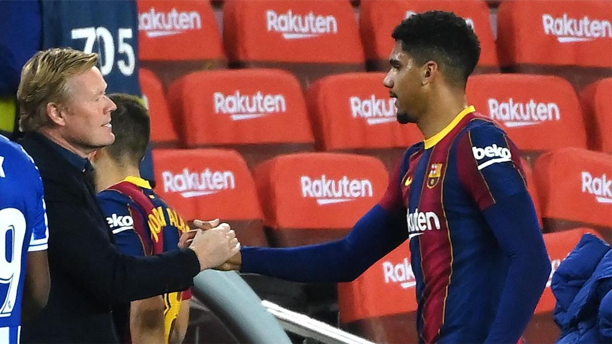 Araujo, junto a Koeman