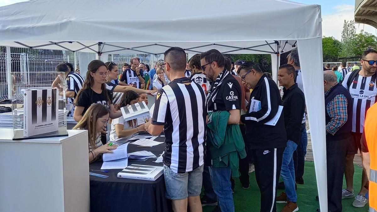 Los aficionados han recogido el libro del Centenario.