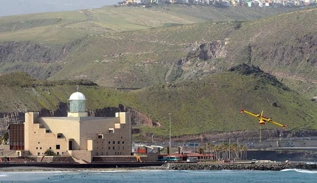 Un hidroavión ameriza en Las Canteras