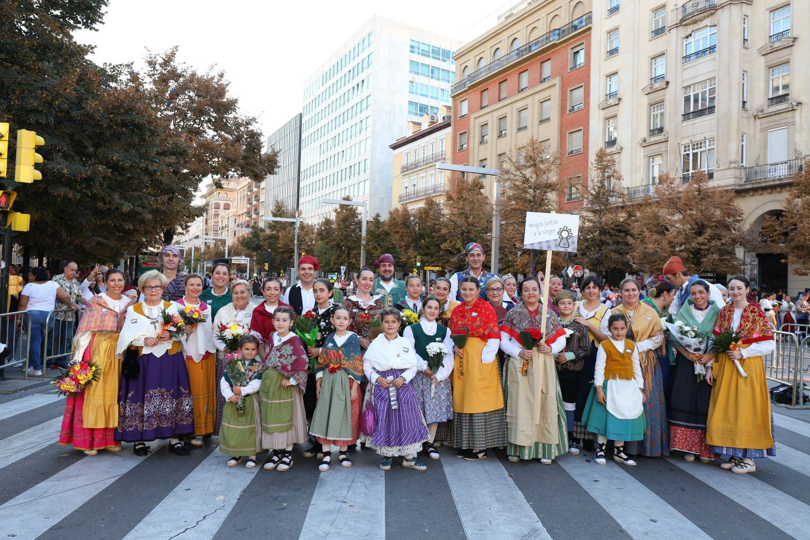 Amigos juntos a la Virgen