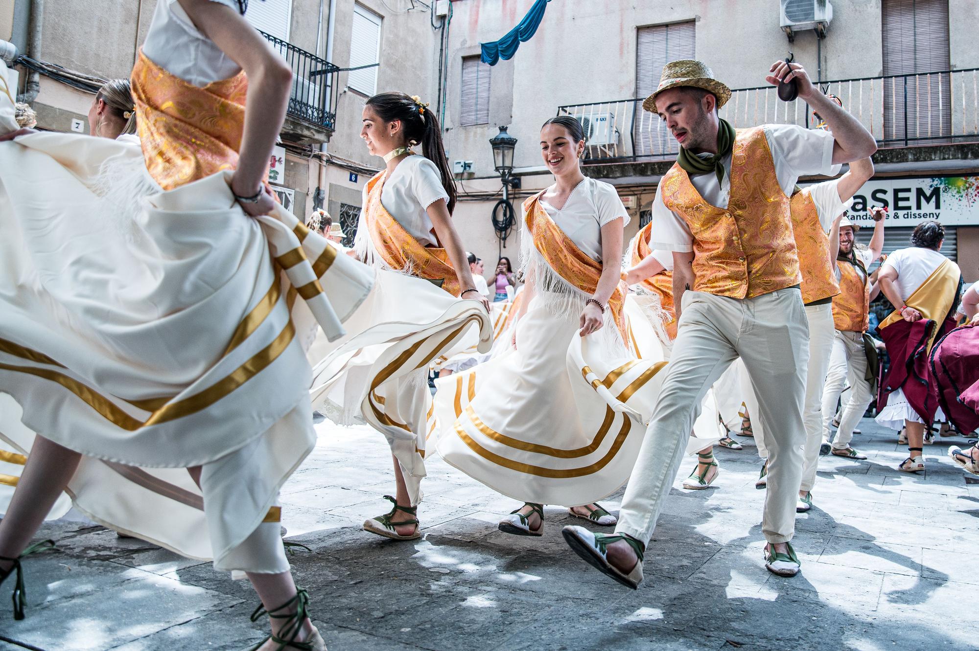 Troba't a les fotos del multitudinari ball de gitanes de Sant Vicenç