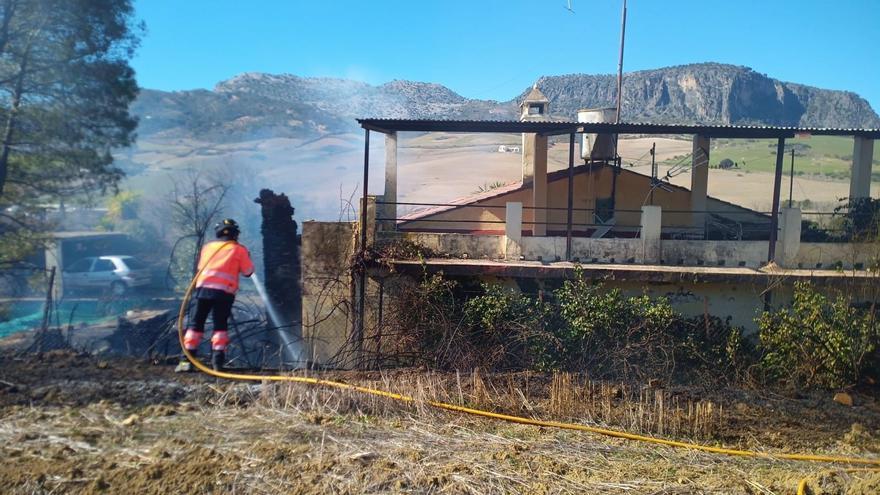 Efectivos del CPB Málaga, en el incendio descontrolado de rastrojos en una finca