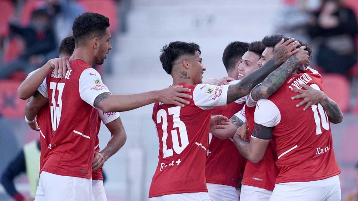 Los futbolistas de Independiente celebran uno de los goles.