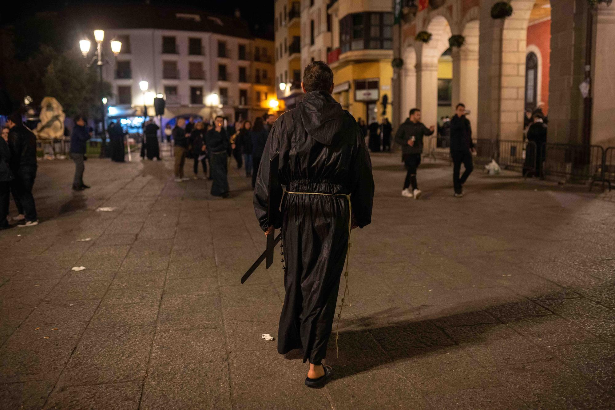 GALERÍA | La salida de Jesús Nazareno y las tradicionales sopas de ajo, en imágenes