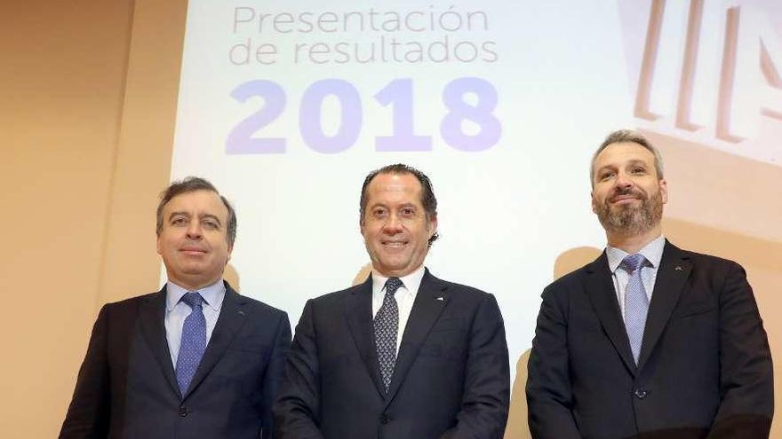 Francisco Botas, Juan Carlos Escotet y Alberto de Francisco, en la última presentación de resultados. xoán álvarez