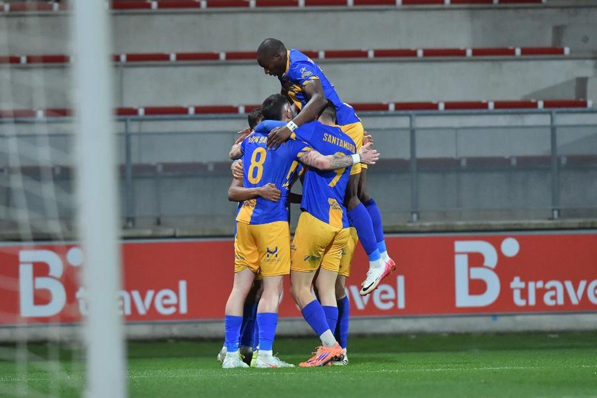 Los jugadores del Avilés celebran uno de los tantos ante el Bilbao Athletic, en lo que fue el último triunfo blanquiazul.