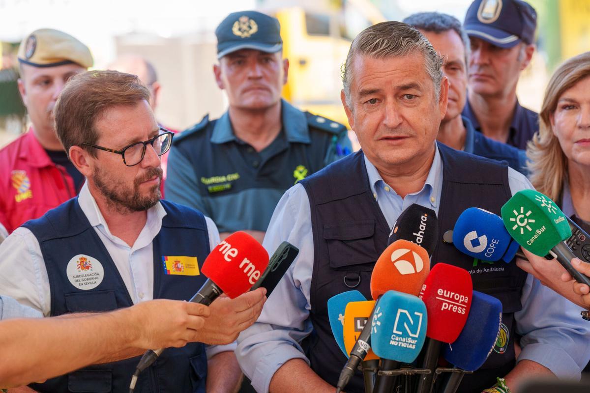 El vicepresidente primero y consejero de la Presidencia, Sanidad y Emergencias, Antonio Sanz atiende a los medios de comunicación en el PMA del incendio de Niebla. A 12 de agosto de 2026 en Niebla, Huelva (Andalucía, España). El vicepresidente primero y consejero de la Presidencia, Sanidad y Emergencias, Antonio Sanz, atiende a los medios en Niebla (Huelva) tras la reunión de coordinación del operativo desplegado por el incendio. La comparecencia tiene lugar en el Puesto de Mando Avanzado, desde donde se coordina la respuesta de los servicios de emergencia y extinción. 12 AGOSTO 2026 Francisco J. Olmo / Europa Press 12/08/2026. Antonio Sanz;Francisco J. Olmo