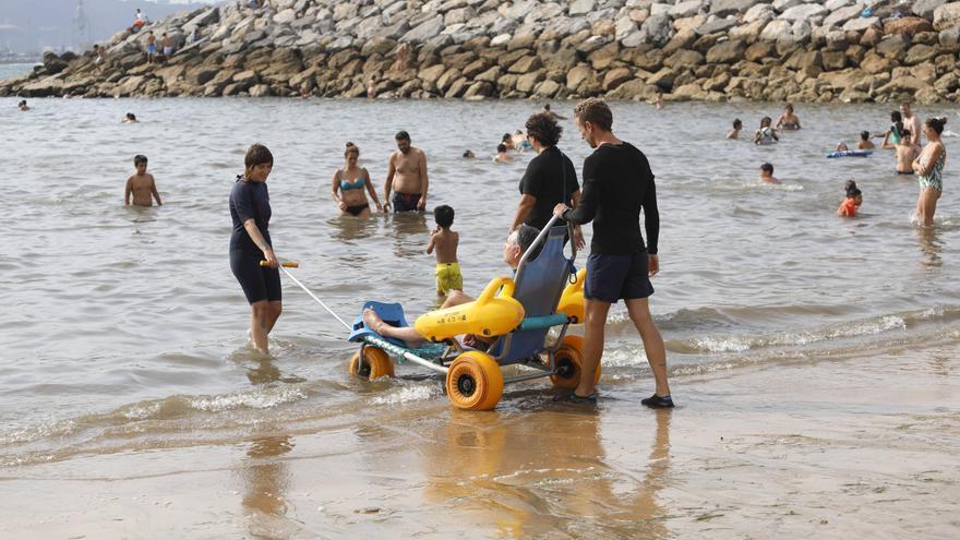 El servicio de playa accesible en Poniente, en Gijón, comienza la temporada de baños: estas son las novedades y una va encaminada a frenar el vandalismo