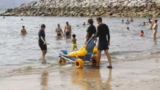 El servicio de playa accesible en Poniente comienza la temporada de baños con mejoras