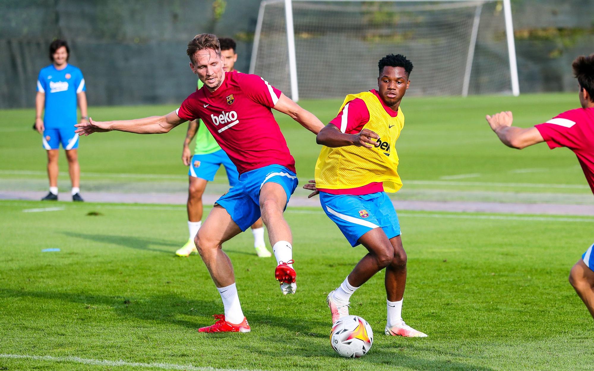 Luuk de Jong pelea por un balón con Ansu en su primer entrenamiento con el Barça.