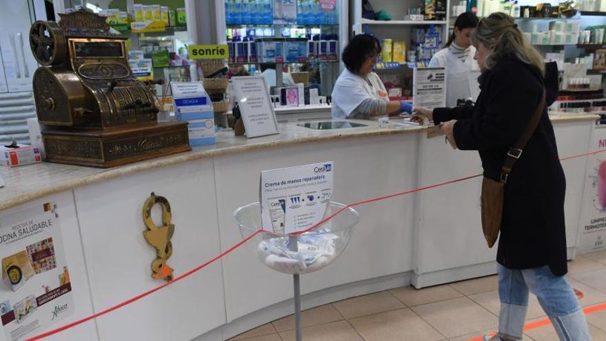 Una mujer compra un medicamento en una farmacia.