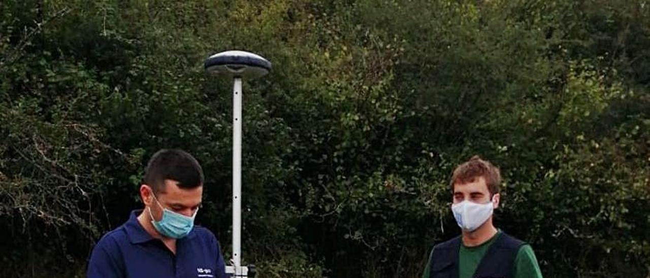 Ángel Montero (izquierda) y Adrián Piñán, ayer, realizando mediciones topográficas en La Estaca.