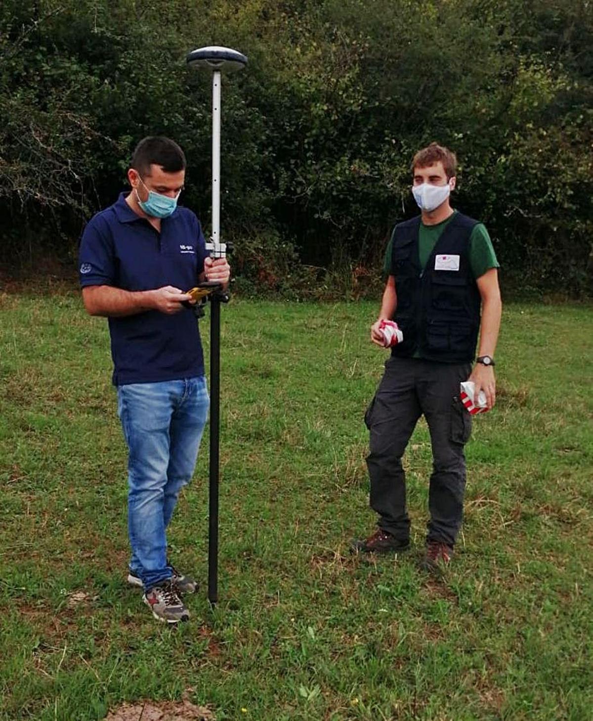 Ángel Montero (izquierda) y Adrián Piñán, ayer, realizando mediciones topográficas en La Estaca.