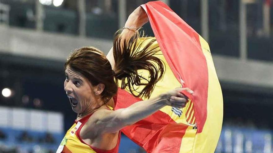 Ruth Beitia celebra su oro olímpico.