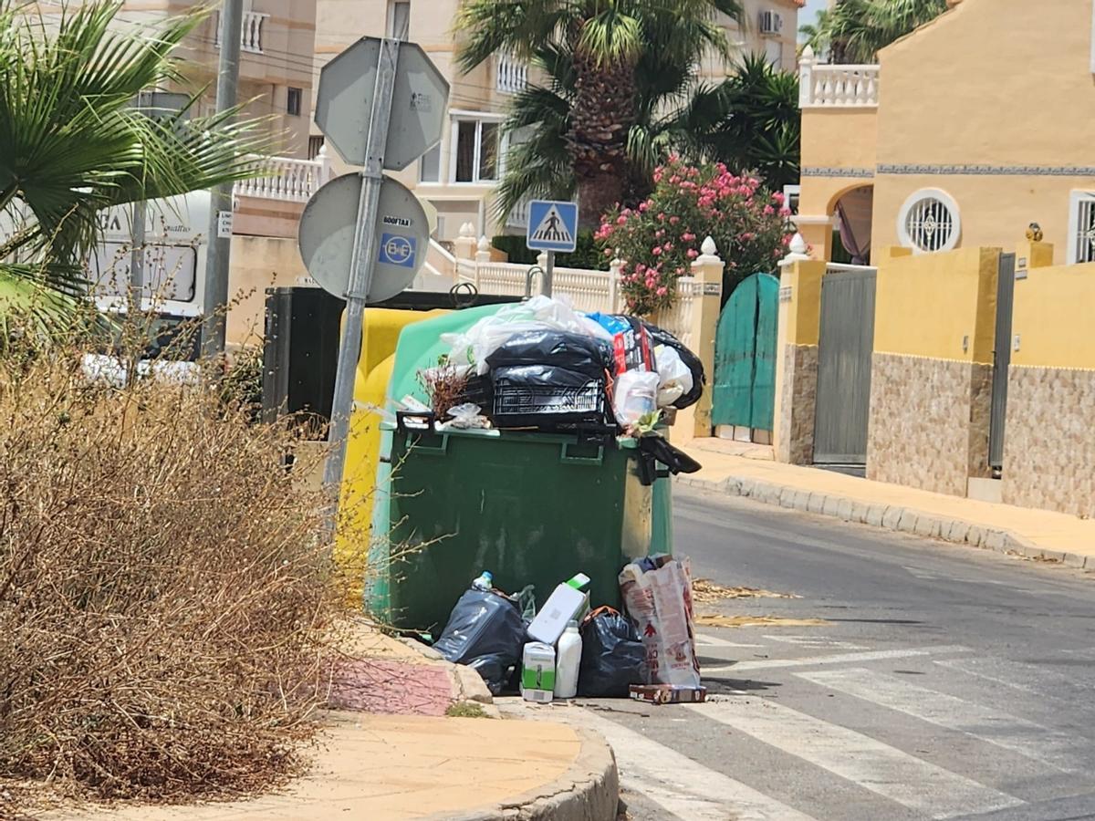 Así están los contenedores de basura de San Miguel de Salinas: hasta arriba de podas y enseres sin que Actúa los retire