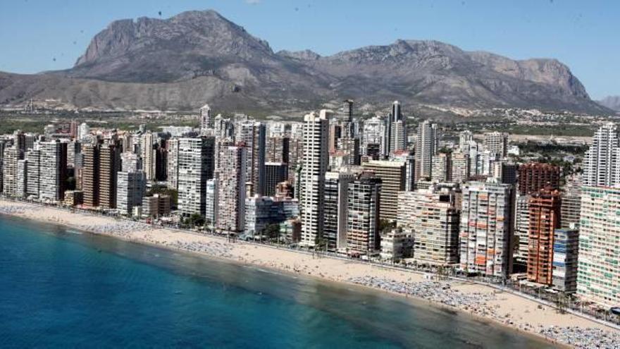 Primera línea de la playa de Levante donde se levantaron muchos hoteles durante el «boom» turístico.