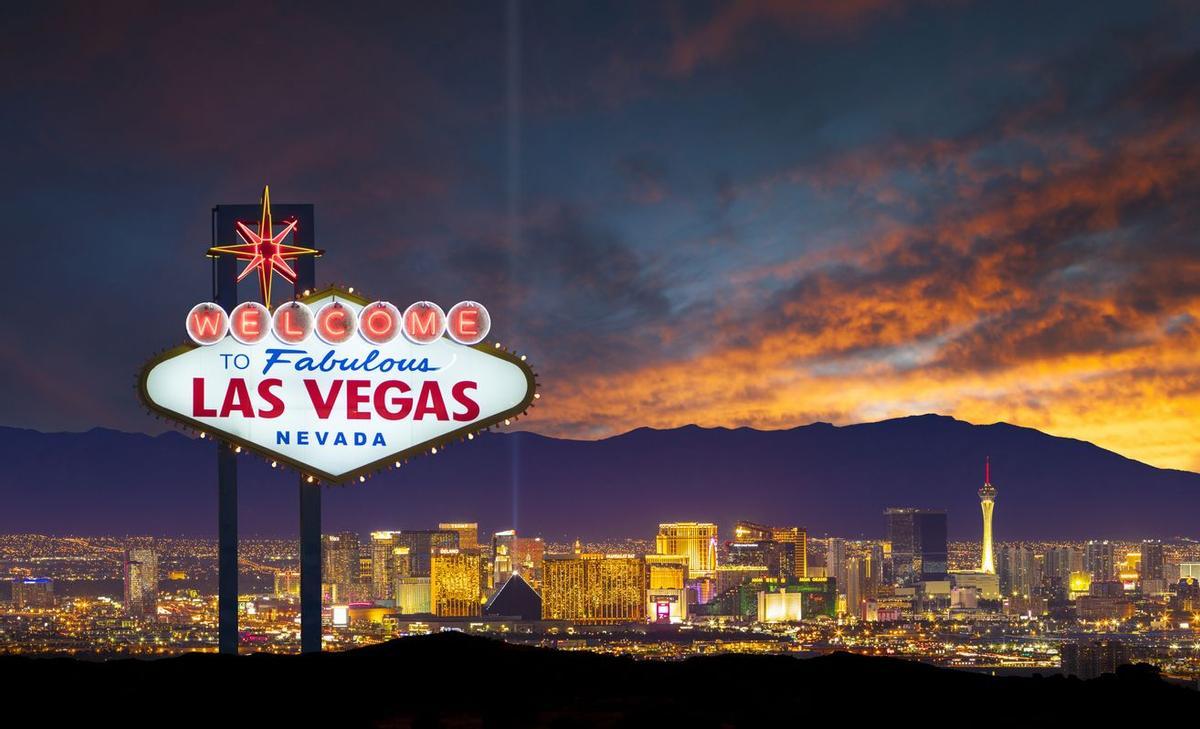 El skyline de Las Vegas tras el cartel de bienvenida