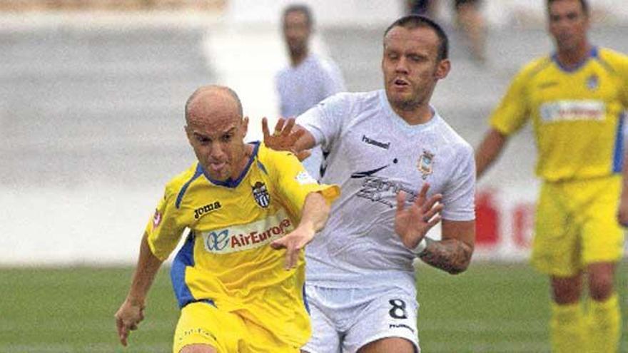 Javi Casares, autor del primer gol, dispara a puerta.