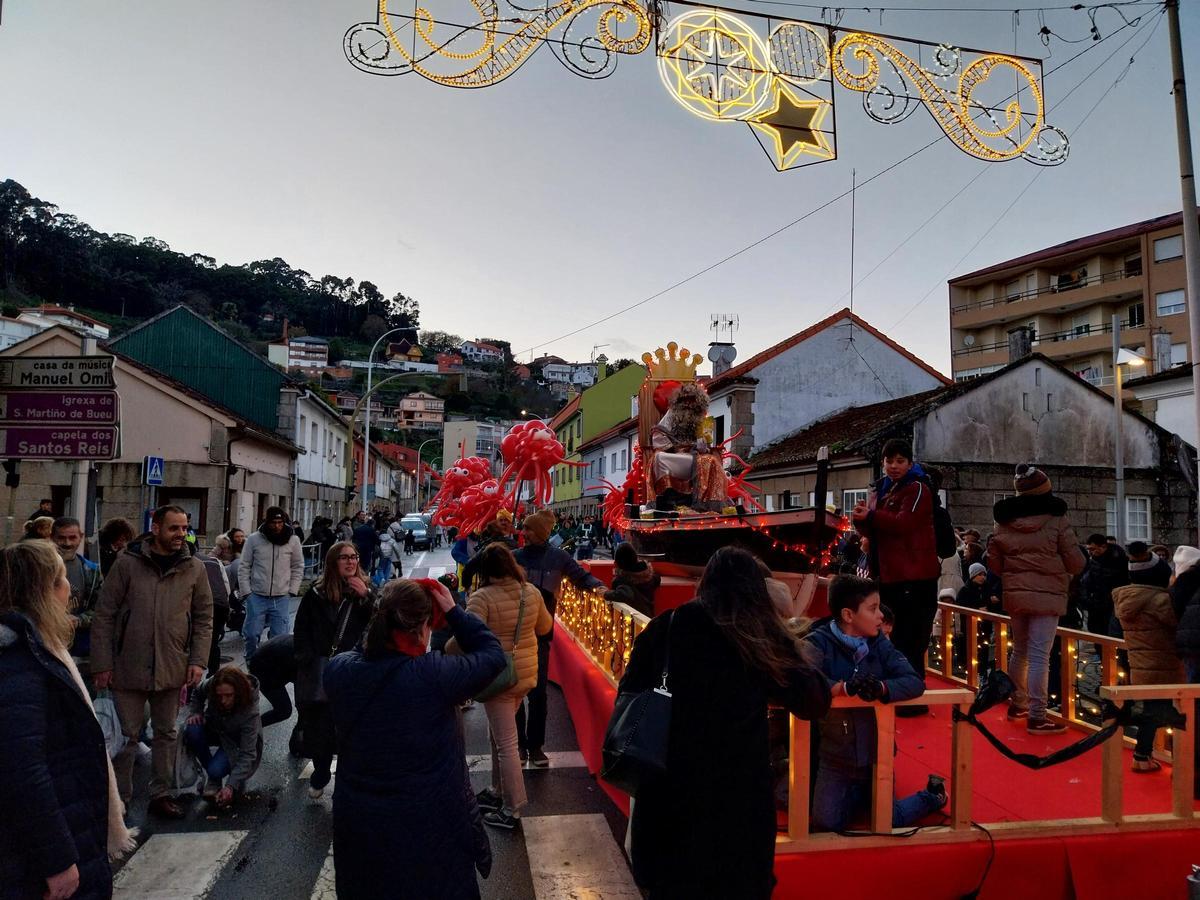 La cabalgata de los Reyes Magos por Bueu a bordo de barcos tradicionales