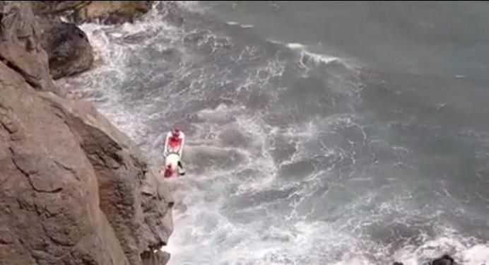 Efectivos de Cruz Roja salvan a dos personas en la playa de San Agustín