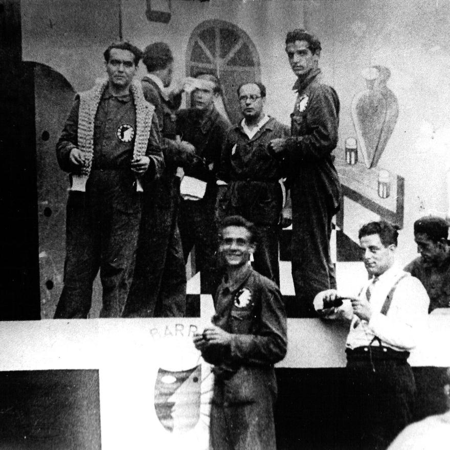 Federico García Lorca, con jersey al cuello, y Eduardo Ugarte, al fondo y con gafas, en Vigo, cuando &#039;La Barraca&#039; actuó en la ciudad.