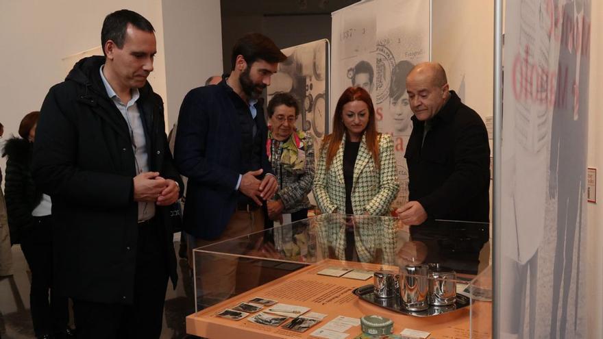 Fernando Abeijón y Gorka Gómez, ayer, en la apertura de la muestra en la Casa das Artes.  | // R. GROBAS