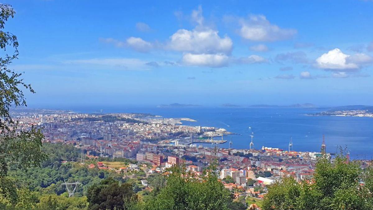 Pocas nubes sobre la ría, ayer. |   // MARTA G. BREA 