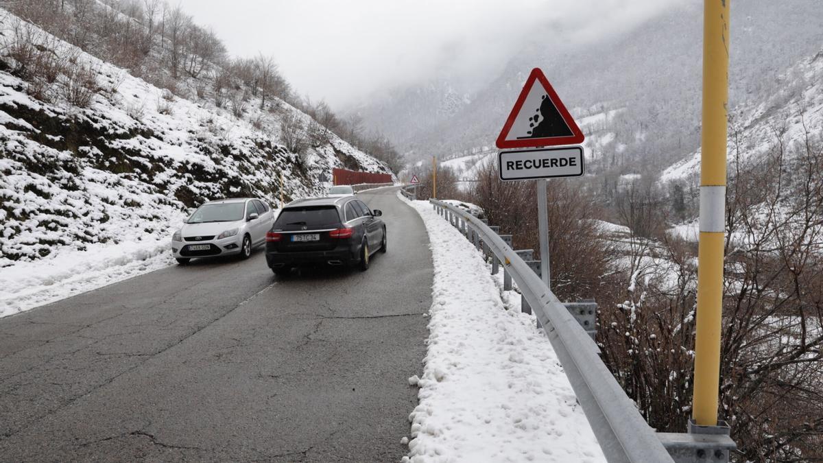 Tráfico en la carretera al puerto San Isidro.