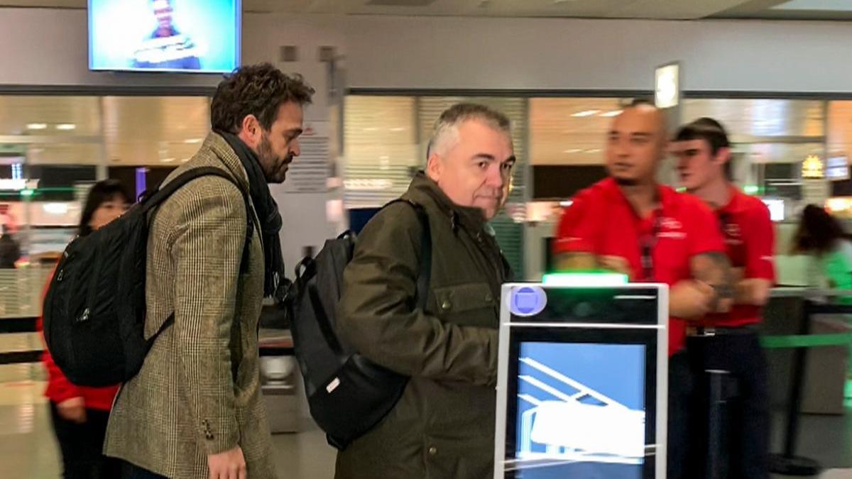El secretario de Organización del PSOE, Santos Cerdán (c), en el aeropuerto de Ginebra para embarcar en su vuelo de retorno a Madrid.