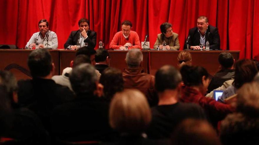 Fernando Díaz Rañón, Alejandro Suárez, Juan Ardura (moderador), Telly Lorenzo y Ramón Argüelles, ayer, durante el debate en la Casa de Cultura de Avilés.