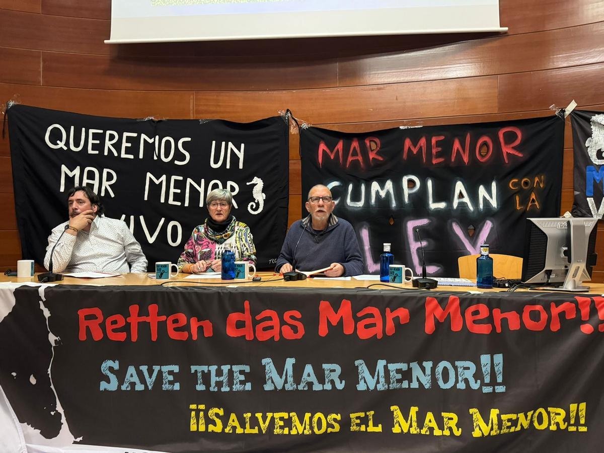 Organizaciones en defensa del Mar Menor exigen la retirada de la reforma legislativa, ayer en Murcia.
