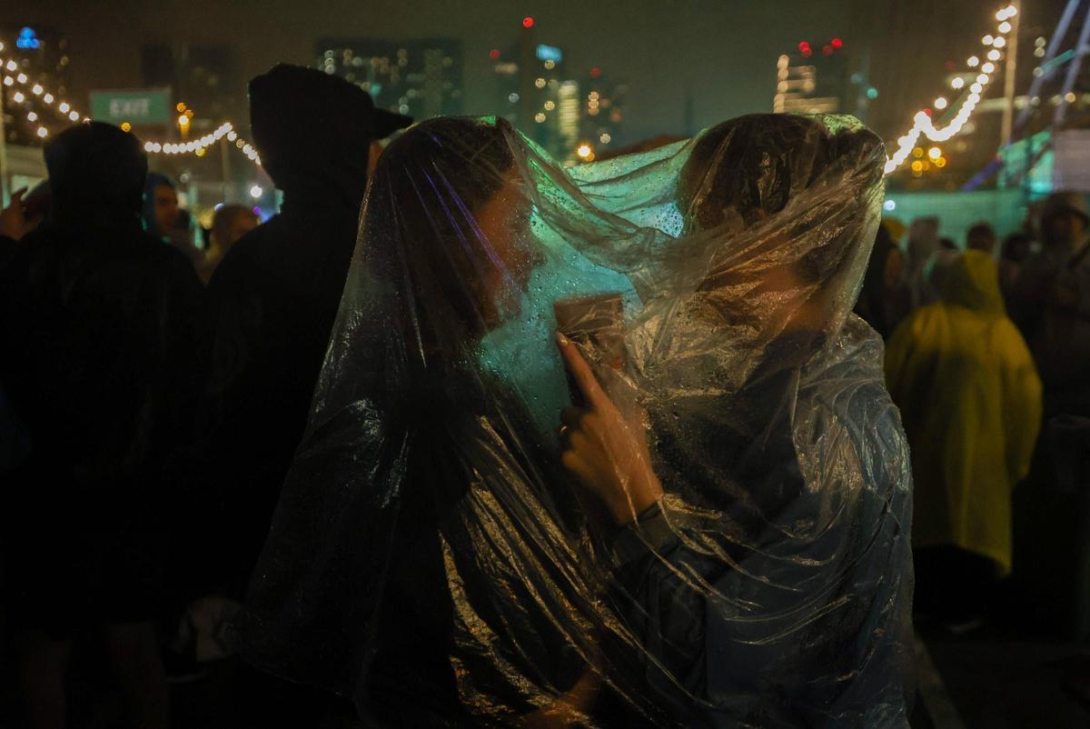 La lluvia suspende temporalmente algunos conciertos el primer día del Primavera Sound. La lluvia suspende temporalmente algunos conciertos el primer día del Primavera Sound.