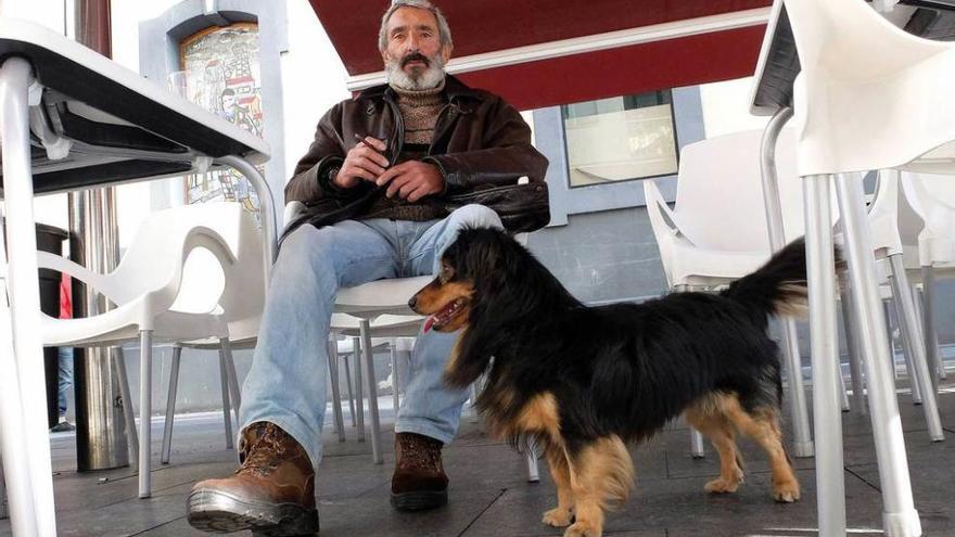 Josín Lazcano, con su perro &quot;Trasgu&quot;, en la terraza de un bar de Mieres.