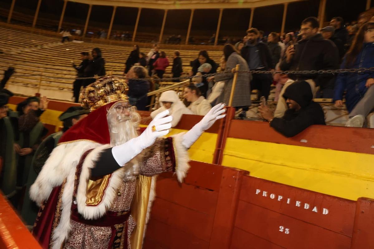 Alicante se rinde a los Reyes Magos pese a la lluvia: así se vivió la recepción en la plaza de toros